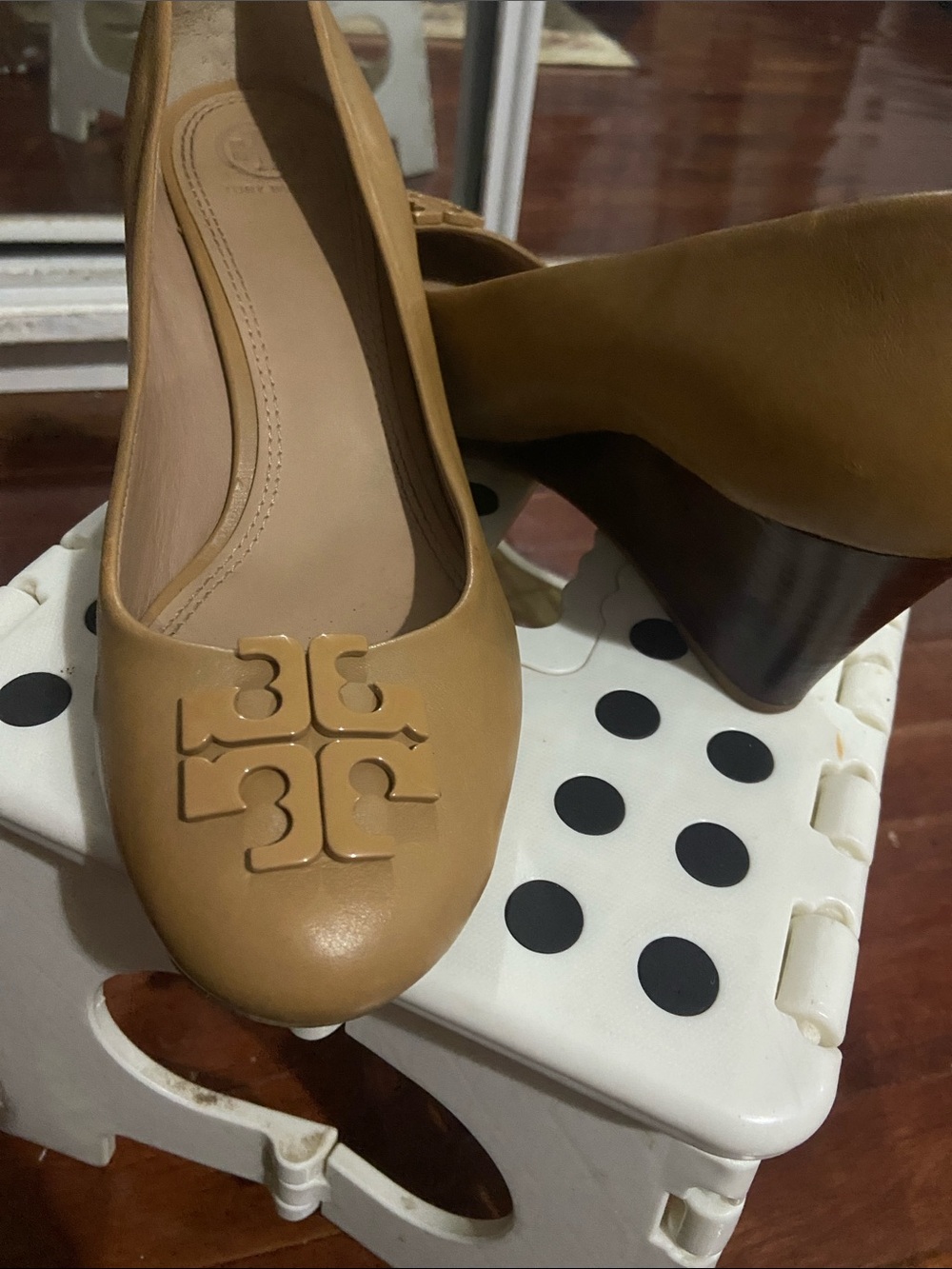 Tory Burch Tan Leather Logo Round-Toe Wedge Heels. Size 11 - Picture 4 of 6